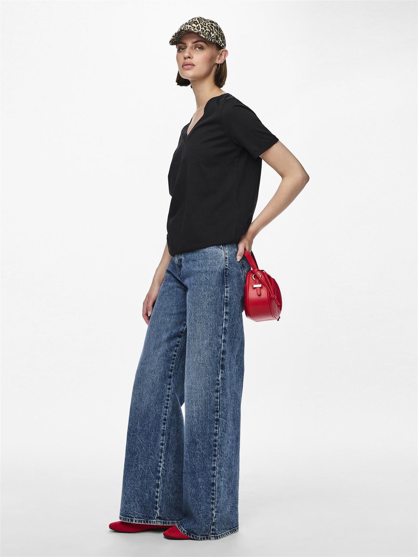 Ria V-neck solid tee