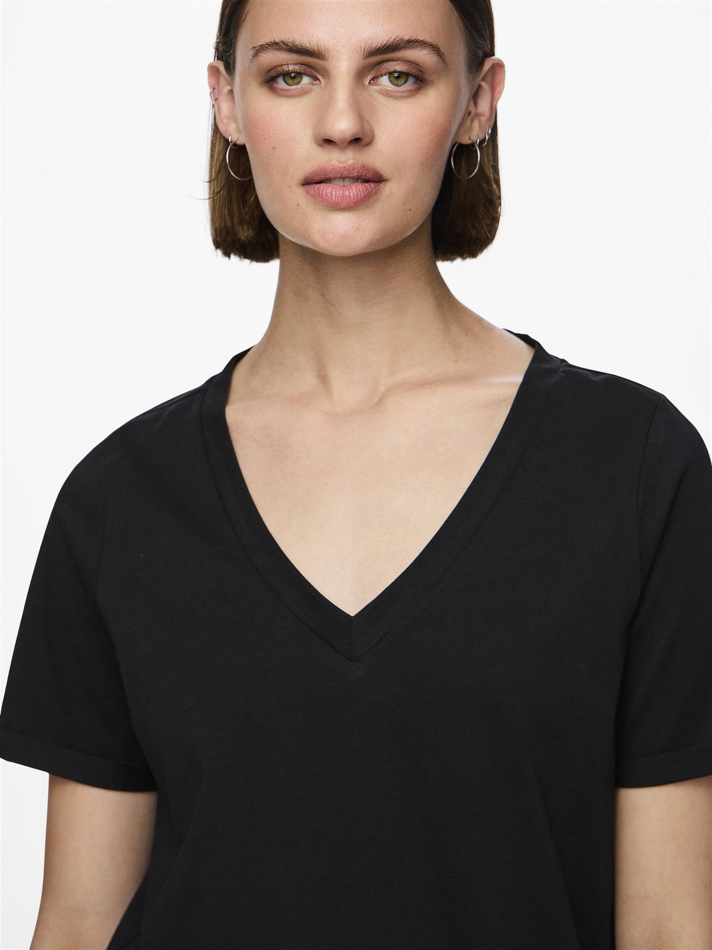 Ria V-neck solid tee