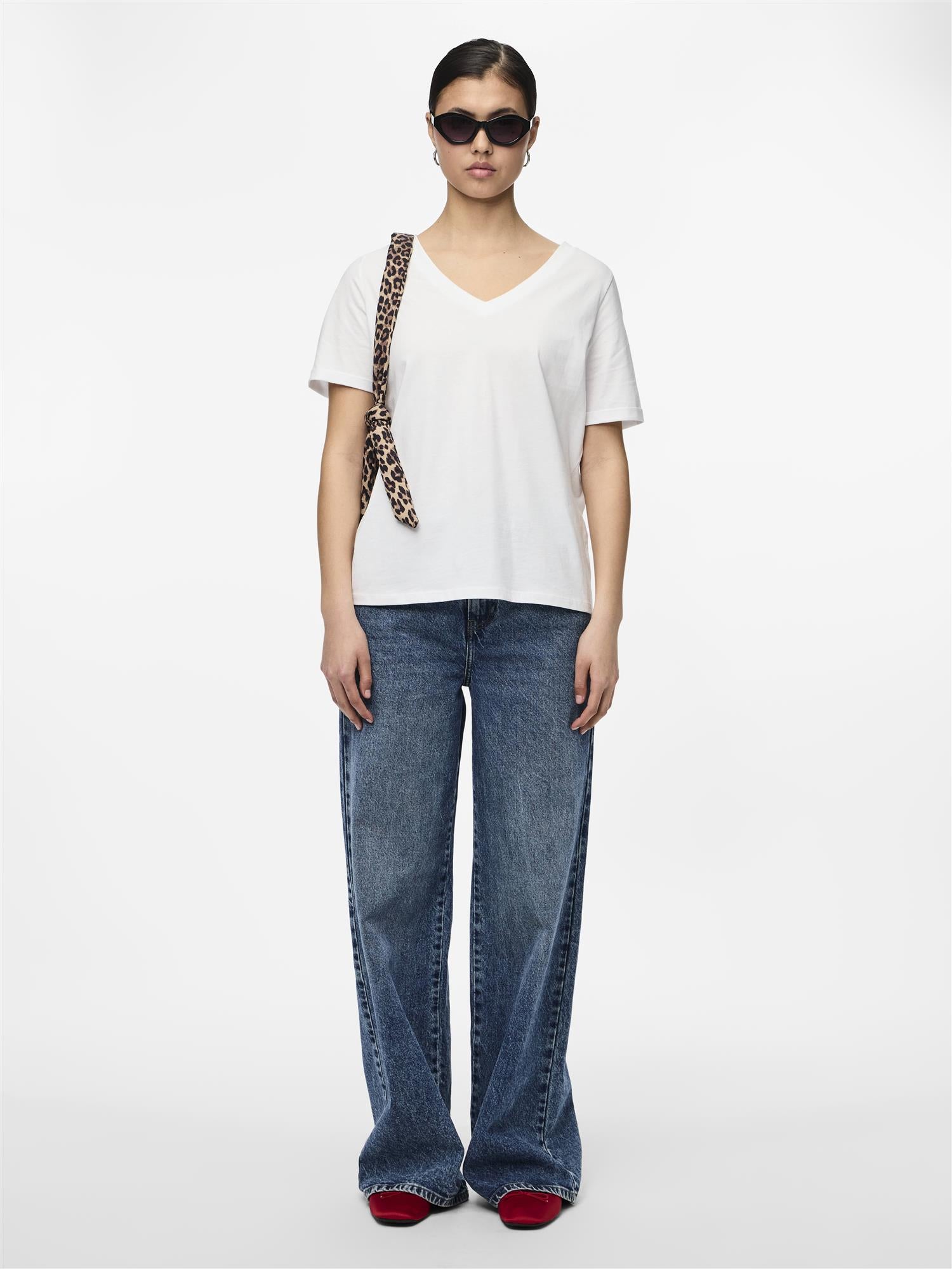 Ria V-neck solid tee