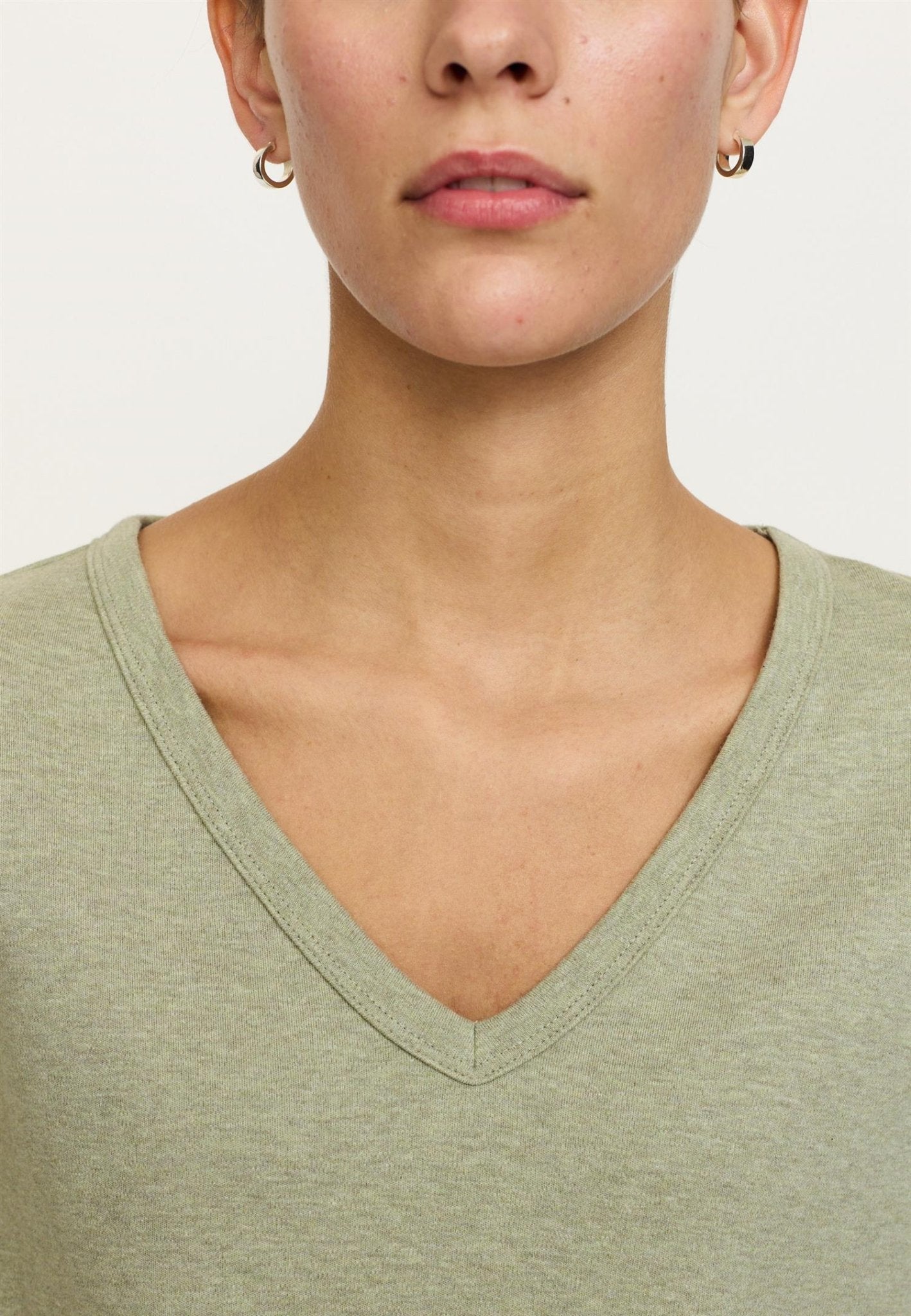 Bella V - neck t-shirt - novalieshop